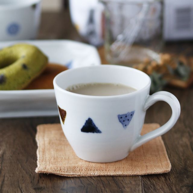 【砥部焼 イロリ工房】さんかく紋の丸型マグカップ