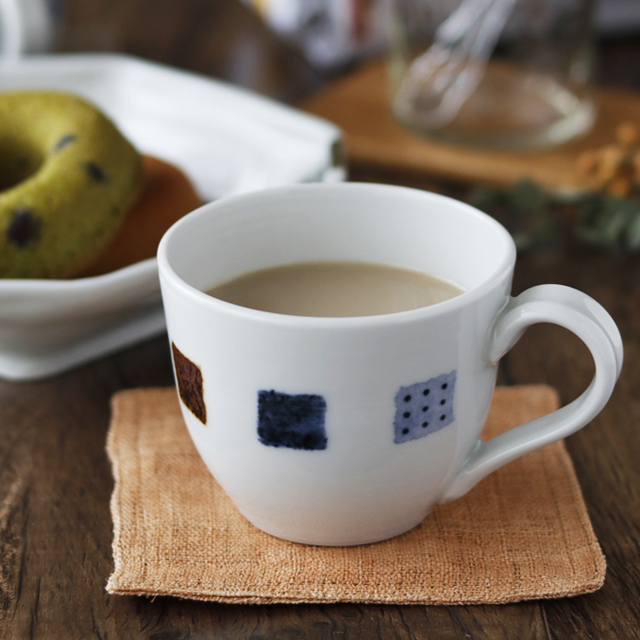 【砥部焼 イロリ工房】しかく紋の丸型マグカップ