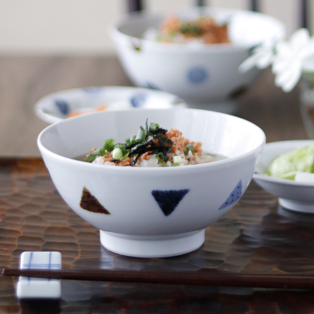 【砥部焼 イロリ工房】さんかく紋の茶漬碗