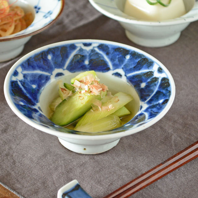 和食器・砥部焼　染付花の縁付鉢(4寸)