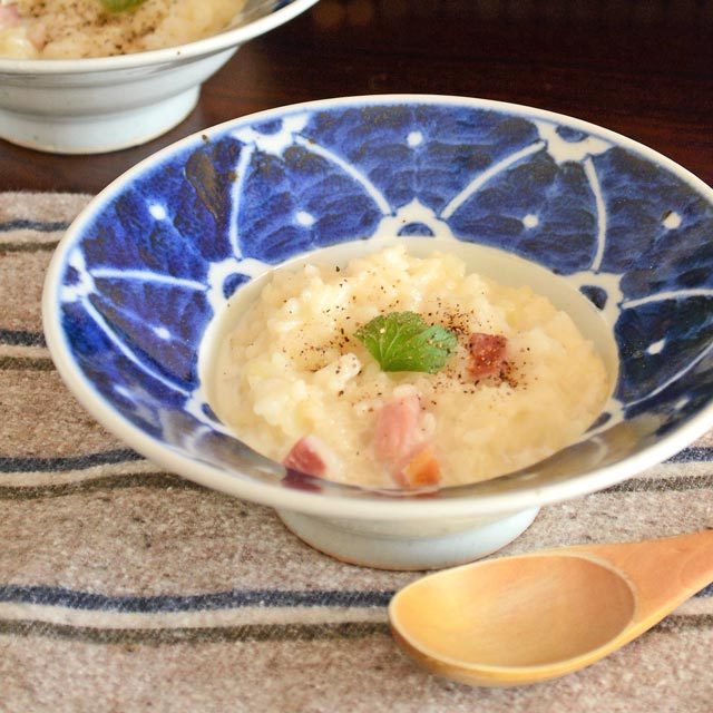 和食器・砥部焼　染付花の縁付鉢(5寸)