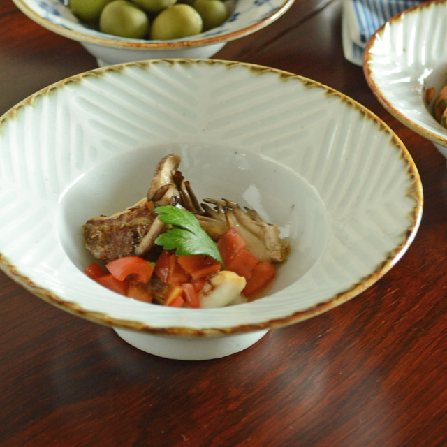 【砥部焼 皐月窯】しのぎの縁付鉢(5寸)