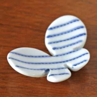 【砥部焼 皐月窯】ちょうちょの箸置き(点線)