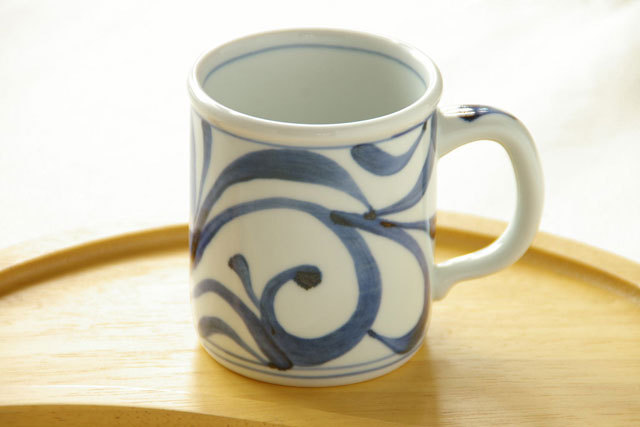 【砥部焼 梅山窯】からくさの切立マグカップ○