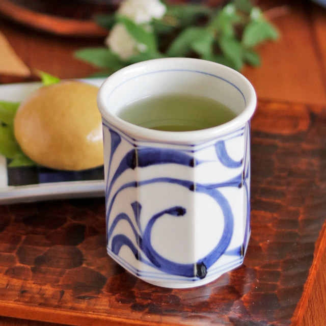 【砥部焼 梅山窯】からくさの八角湯呑(大)