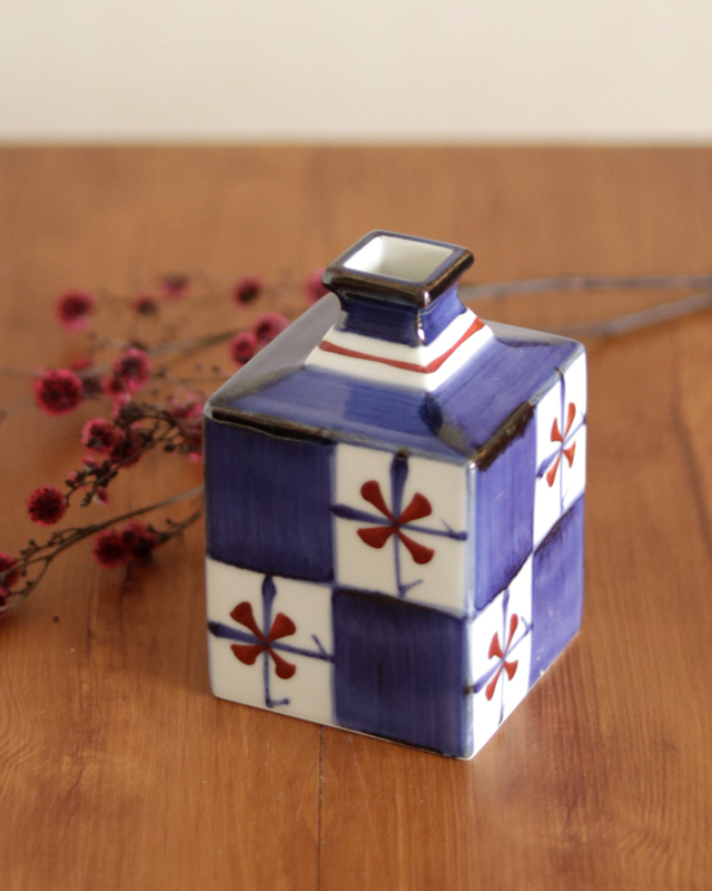 【砥部焼 梅山窯】市松花の角花瓶(小)