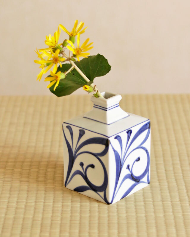 【砥部焼 梅山窯】からくさの角花瓶(中)