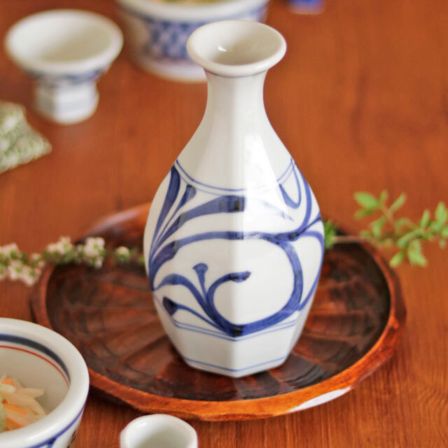 【砥部焼 梅山窯】からくさの面取徳利(大)