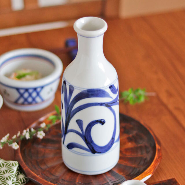 【砥部焼 梅山窯】からくさの筒徳利(大)