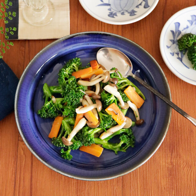 【砥部焼 梅山窯】藍色の縁付皿（7.2寸）