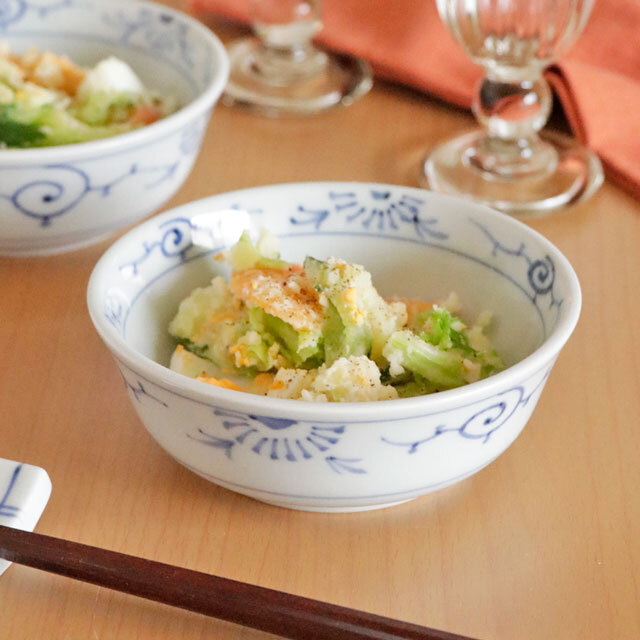 【砥部焼 梅山窯】内外細菊紋の多用鉢(3.7寸)