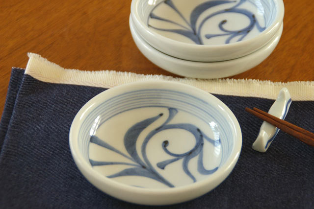 【砥部焼 梅山窯】ひとつからくさの小皿（3.5寸)