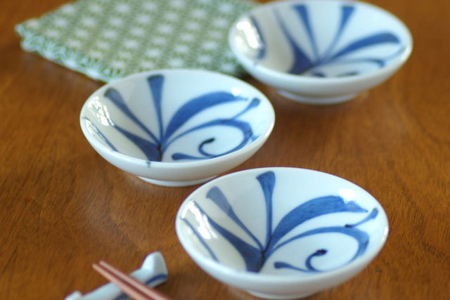 【砥部焼 梅山窯】つるんとまあるい豆小皿（ひとつからくさ）