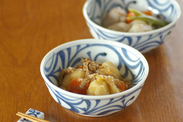 【砥部焼 梅山窯】内外からくさの多用鉢(4.7寸)