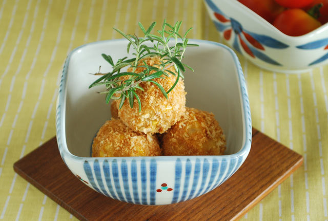 和食器・砥部焼　とくさみつ紋の四方鉢