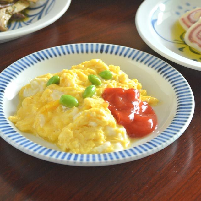 和食器・砥部焼　とくさ柄のリム付皿(5.5寸)