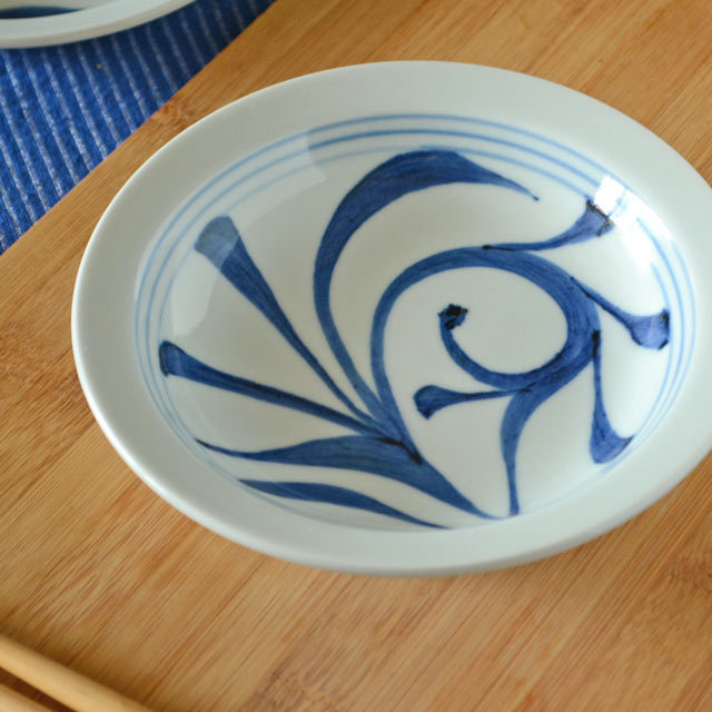 和食器・砥部焼　ひとつからくさの縁付深皿(5寸)