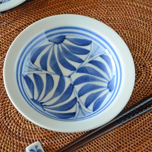 和食器・砥部焼　流れ菊の縁付深皿(5寸)