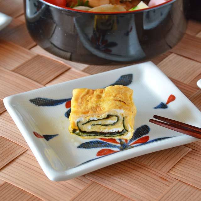 和食器・砥部焼　ごす赤菊の布目角皿(4.6寸)