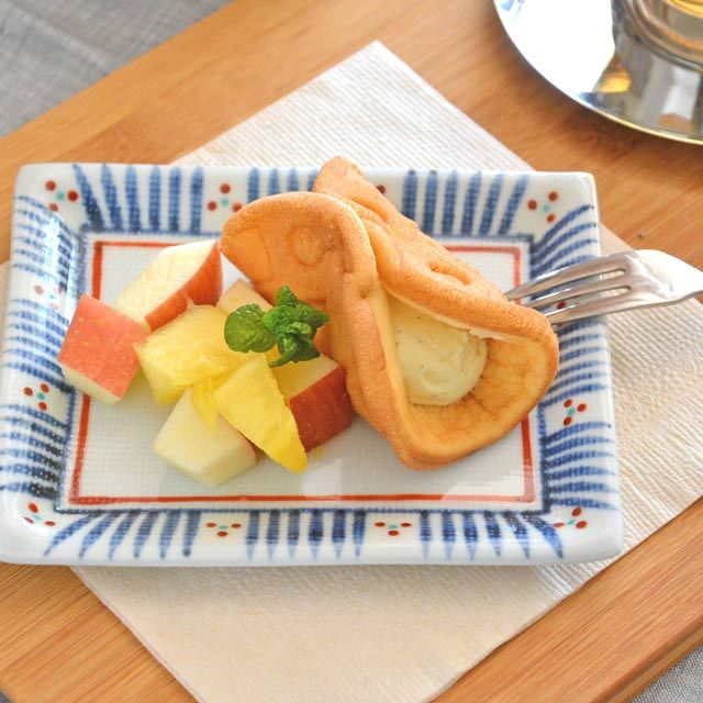 和食器・砥部焼　とくさみつ紋の布目角皿(4.6寸)