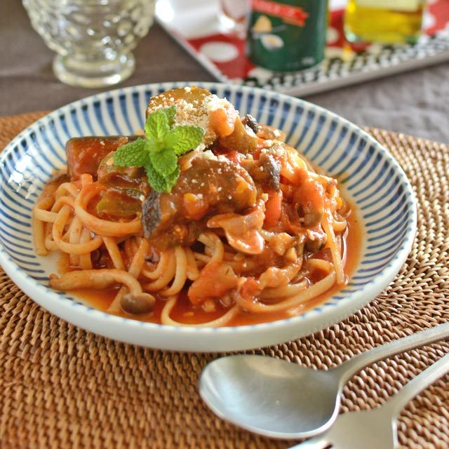 和食器・砥部焼　とくさ柄の切立丸皿(6寸)