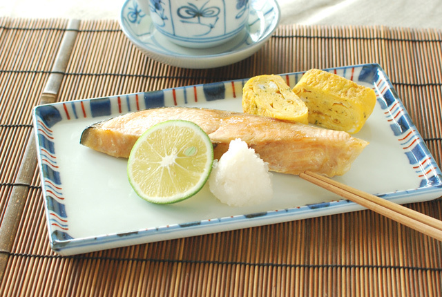 和食器・砥部焼　ごす赤線の長方皿(7.2寸)