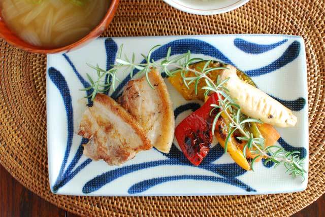 和食器・砥部焼　からくさの布目角皿(7.5寸)