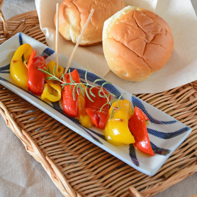 和食器・砥部焼　ごす赤線の布目細角皿(7.8寸)