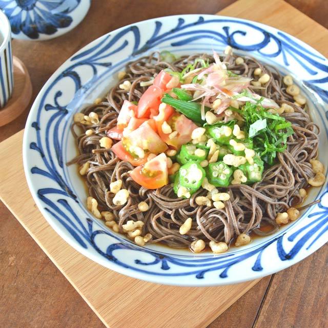 和食器・砥部焼　ふち唐草の縁付皿(8寸)