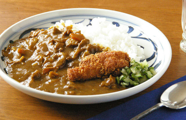 【砥部焼 梅山窯】みつからくさの大皿（8寸）