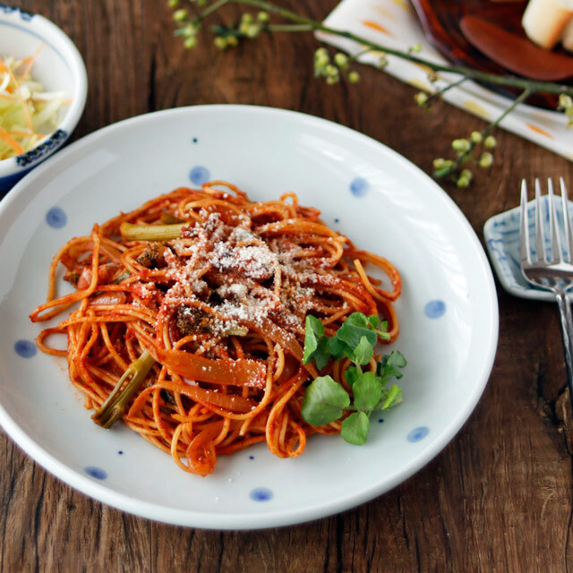 【砥部焼 梅山窯】水玉ドットの大皿（8寸）