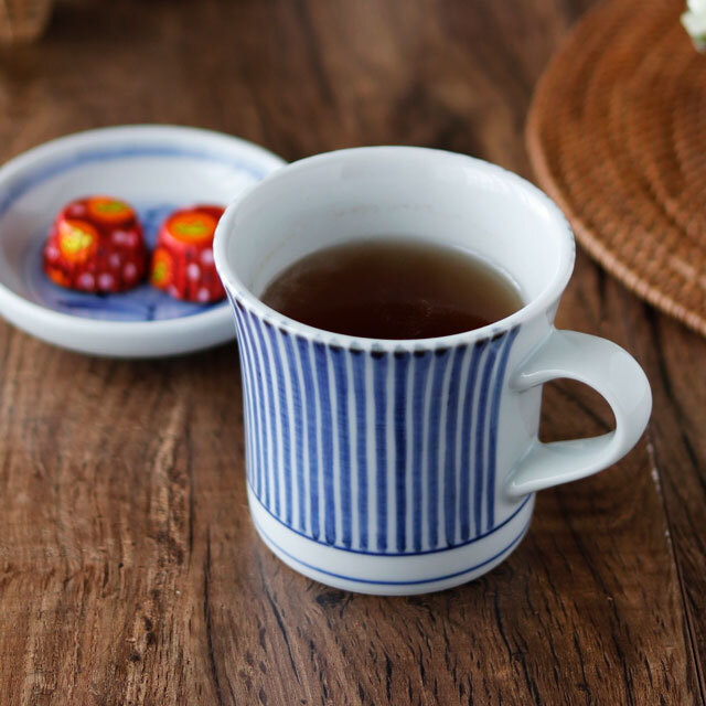 【砥部焼 梅山窯】とくさ柄の反マグカップ