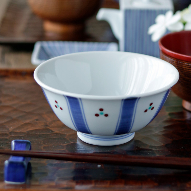 【砥部焼 梅山窯】みつ紋の反茶碗(4.5寸)