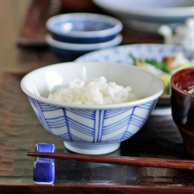 【砥部焼 梅山窯】矢羽根の反茶碗（4.5寸 ）