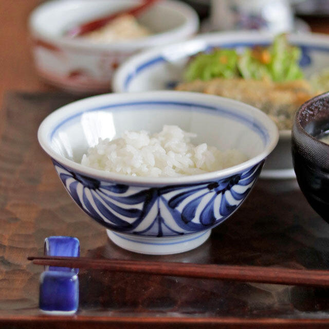 【砥部焼 梅山窯】流れ菊の反茶碗（3.6寸 ）