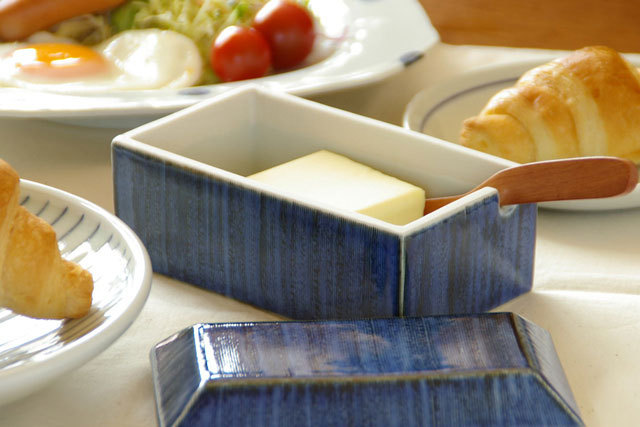 【砥部焼 梅山窯】藍色のバターケース