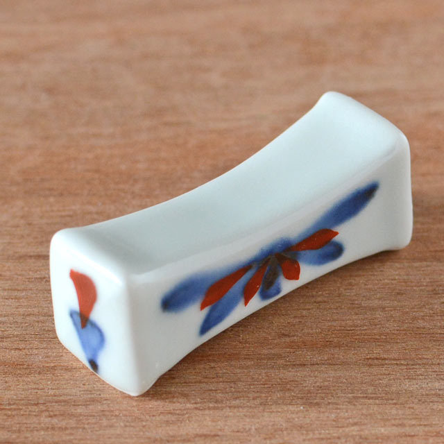 和食器・砥部焼　ごす赤菊の箸置き