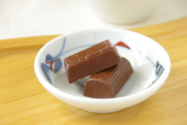 【砥部焼 梅山窯】つるんとまあるい豆小皿（みつ葉）○