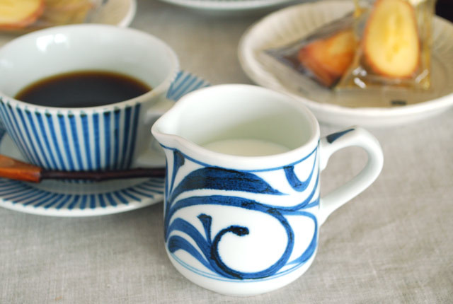 和食器・砥部焼　からくさの手付クリーマー(大)