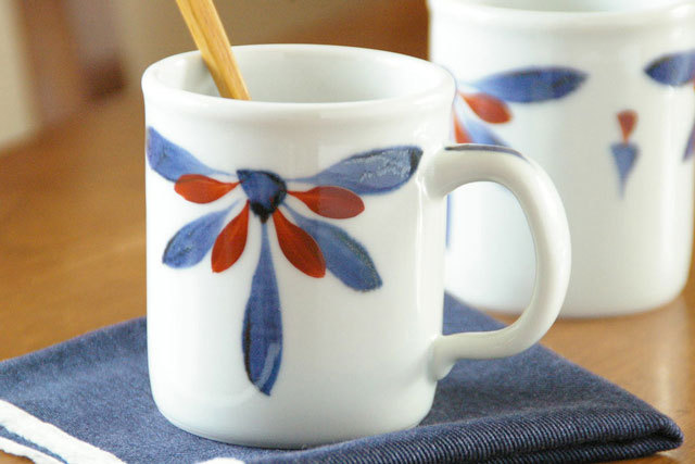 【砥部焼 梅山窯】ごす赤菊の切立マグカップ○