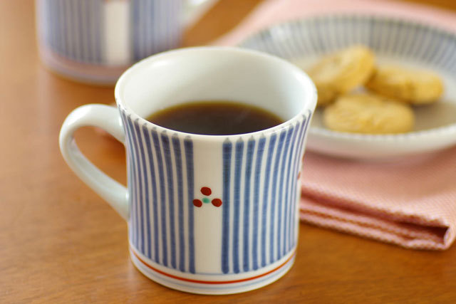 【砥部焼 梅山窯】とくさみつ紋の反マグカップ