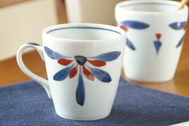 【砥部焼 梅山窯】ごす赤菊のモーニングカップ