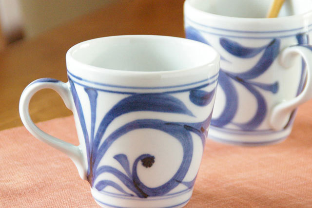 【砥部焼 梅山窯】からくさのモーニングカップ