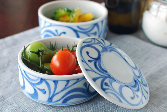 砥部焼の和食器 梅山窯の蓋物 【砥部工房 からくさ】