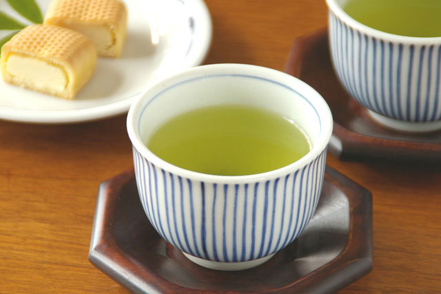 【砥部焼 梅山窯】とくさ柄の湯呑(小)○