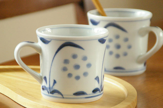 【砥部焼 梅山窯】太陽柄の反マグカップ