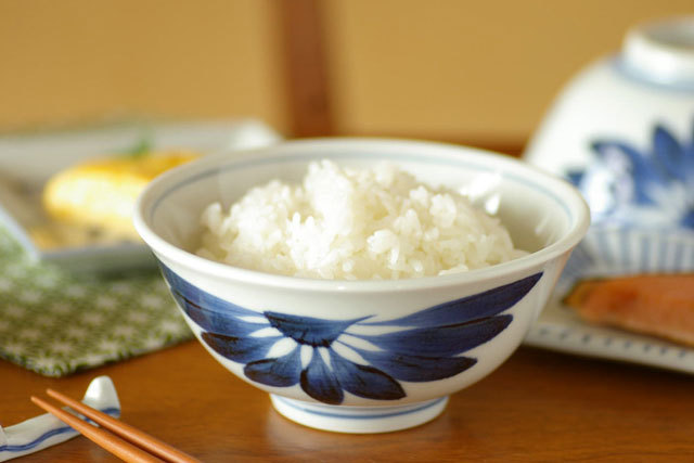 【砥部焼 梅山窯】ごす菊の反茶碗(4.5寸)○