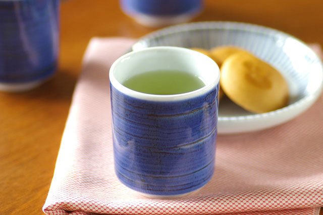 【砥部焼 梅山窯】藍色の筒湯呑○