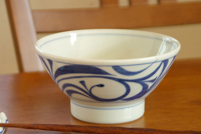 【砥部焼 梅山窯】からくさの茶漬け碗○