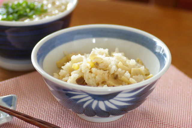 【砥部焼 梅山窯】流れ菊の反茶碗(4.5寸)○